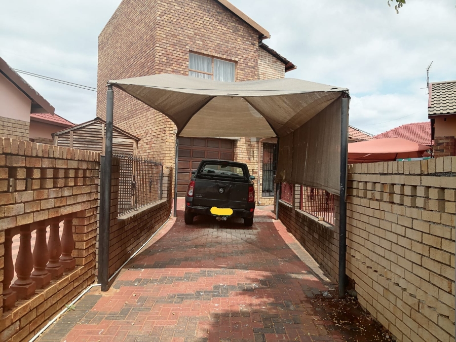 4 Bedroom Property for Sale in Geelhoutpark North West